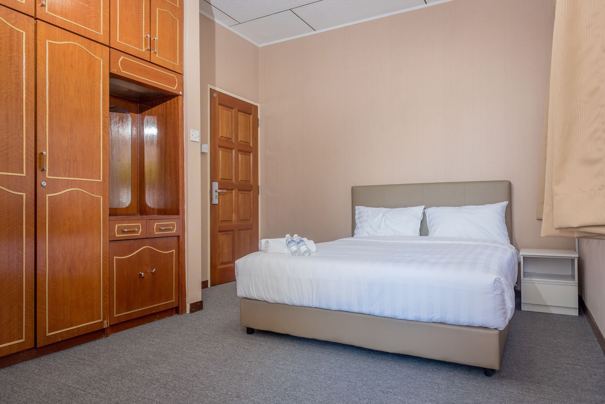 Spot On 89645 Ong'S Court Hotell George Town Exteriör bild