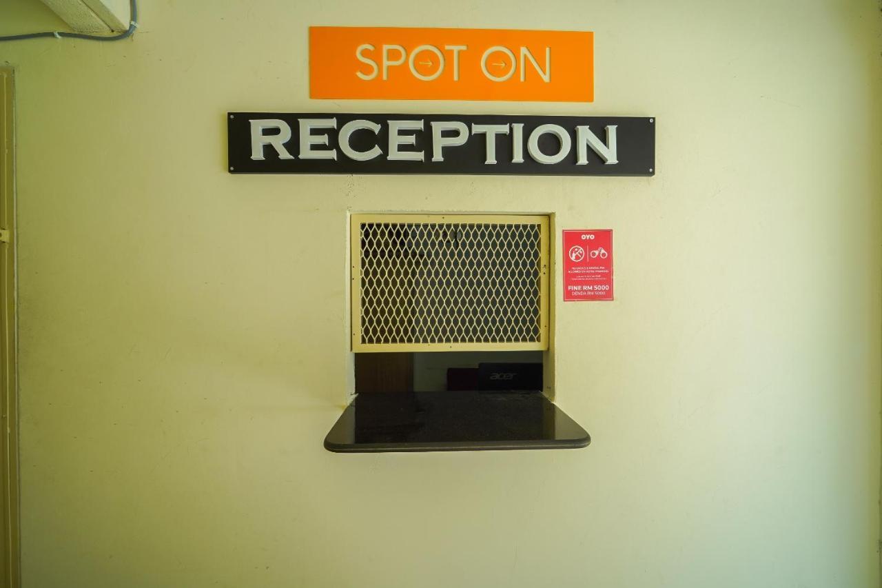 Spot On 89645 Ong'S Court Hotell George Town Exteriör bild